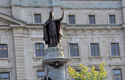 Monument de Monseigneur-De Laval