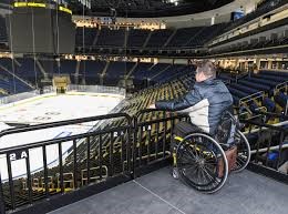 Aménagement de places pour les personnes en fauteuil roulant.