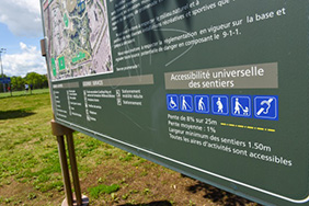 Panneau du parc Victoria avec les indications d'accessibilité universelle des sentiers.