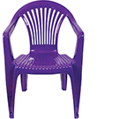 Une chaise de patio mauve en plastique.