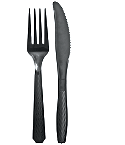 Un couteau et une fourchette en plastique.