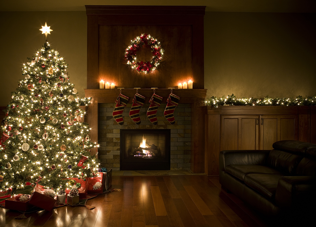 Arbres de Noël, bougies et décorations lumineuses