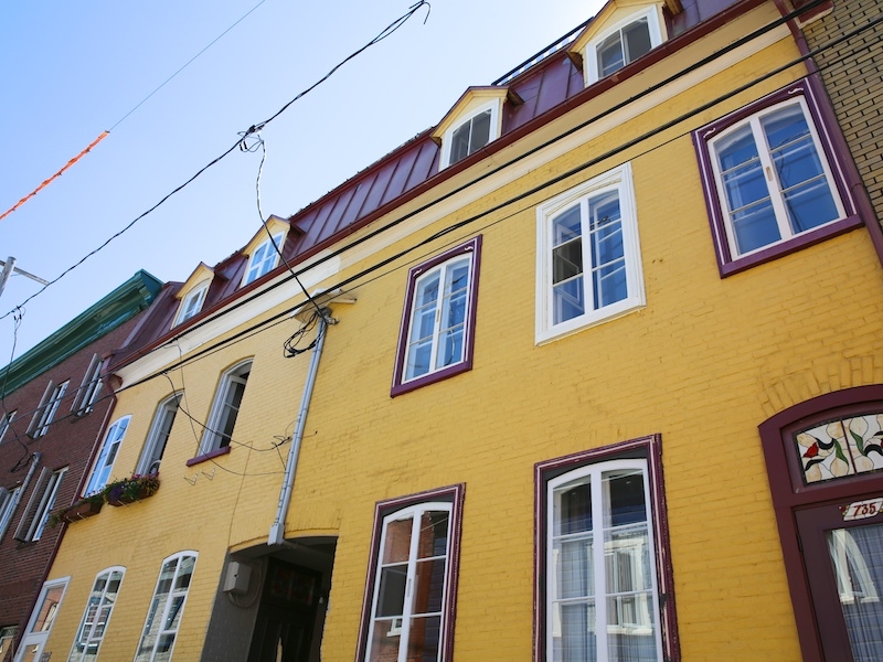 Habitations de brique à logements multiples