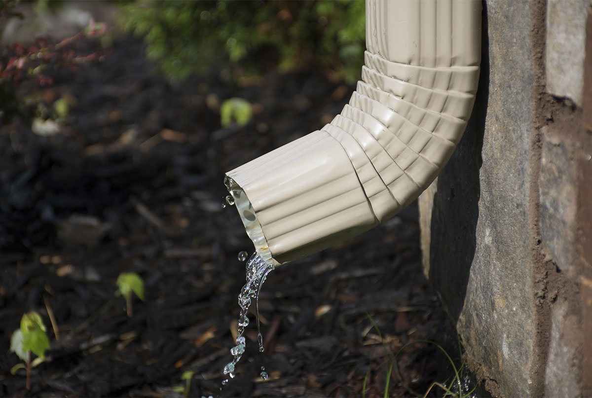Gouttiere et accumulation d'eau, pourquoi ne pas ajouter un drain a vos  descentes de gouttieres