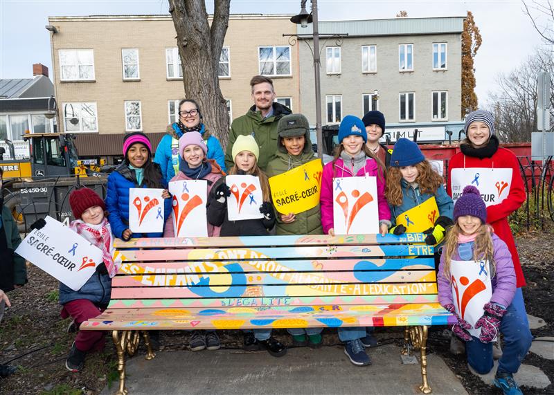 Groupe d'enfants autour d'un banc